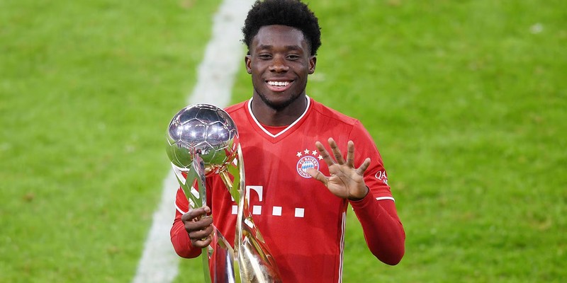 Câu lạc bộ Bayern Munich là đội bóng đã có được chữ ký của cầu thủ người Canada